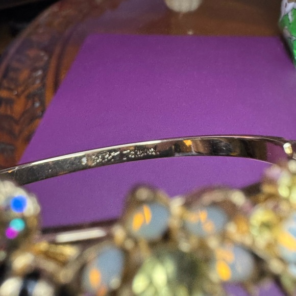 Betsey Johnson Gold and Pink Bee Jewelry Set. Bracelet and earrings. - Picture 3 of 12